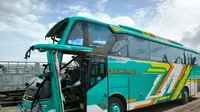 Kondisi bus pengangkut peziarah yang rusak parah  usai tabrakan dengan truk di Gresik. (Istimewa)