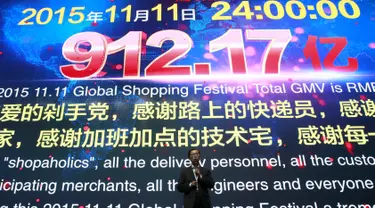 CEO Alibaba Daniel Zhang memberikan  pidato didepan layar yang  menunjukkan total nilai barang di festival belanja 11.11 di Beijing, Cina,(12/11/2015).  Alibaba Group meraup sekitar 2 triliun rupiah dalam transaksi e-commerce. (REUTERS/Kim Kyung - Hoon)