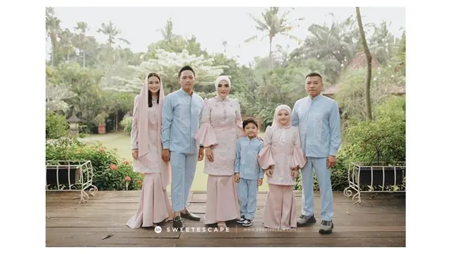 8 Potret Sarah Menzel Pakai Busana Senada dengan Keluarga Azriel Hermansyah