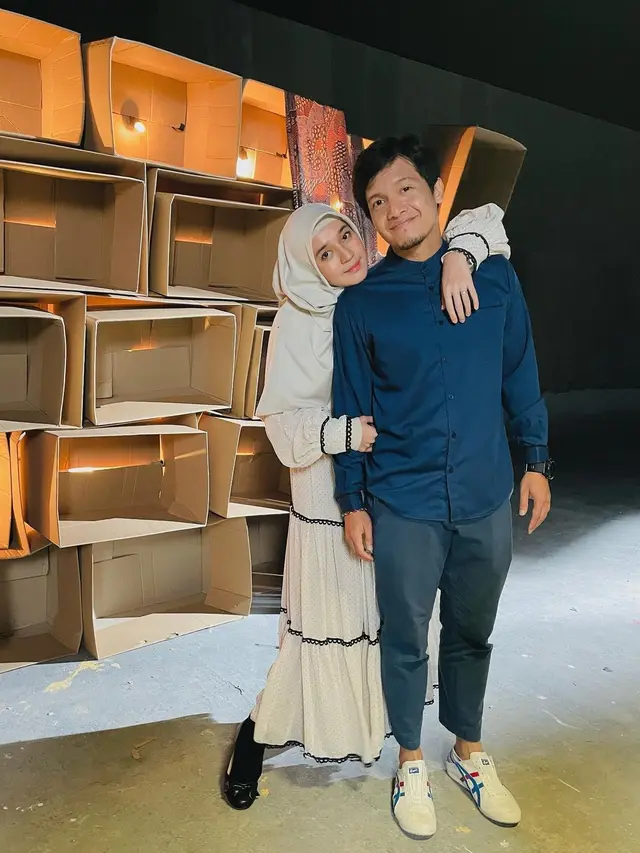 Sudah 12 Tahun Menikah, Ini 7 Potret Dimas Seto dan Dhini Aminarti yang Makin Mesra