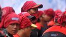 Seorang buruh ikut ambil bagian menggelar unjuk rasa di depan Mahkamah Konstitusi, Jakarta, Jumat (22/7). Para buruh menolak UU Pengampunan Pajak (Tax Amnesty) karena dianggap hanya menguntungkan para pengemplang pajak. (Liputan6.com/Gempur M Surya)