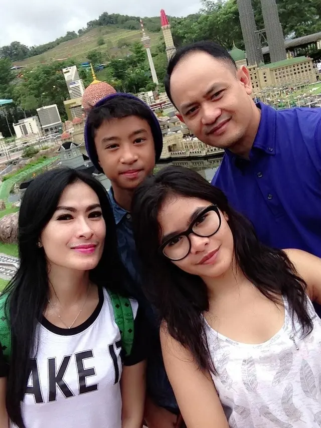6 Potret Mesra Iis Dahlia dan Suami dari Awal Menikah Hingga Sekarang, Romantis