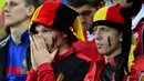 Suporter Belgia terlihat sedih usai timnya kalah dari Wales 1-3 pada laga perempat final Piala Eropa 2016 di Stade Pierre-Mauroy, Lille, Prancis, Sabtu (2/7/2016) dini hari WIB. (AFP/Emmanuel Dunand)