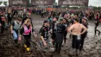 Penggemar musik metal menunggu pembukaan salah satu pintu masuk Wacken Open Air (WOA) di Wacken, Jerman, 2 Agustus 2023. (Christian Charisius/dpa via AP)