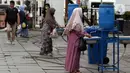 Pengunjung mencuci tangan sebelum memasuki kawasan Kota Tua Jakarta, Kamis (29/10/2020). Libur panjang di masa pemberlakuan PSBB transisi Jakarta dimanfaatkan warga untuk mengunjungi lokasi-lokasi wiisata. (Liputan6.com/Helmi Fithriansyah)