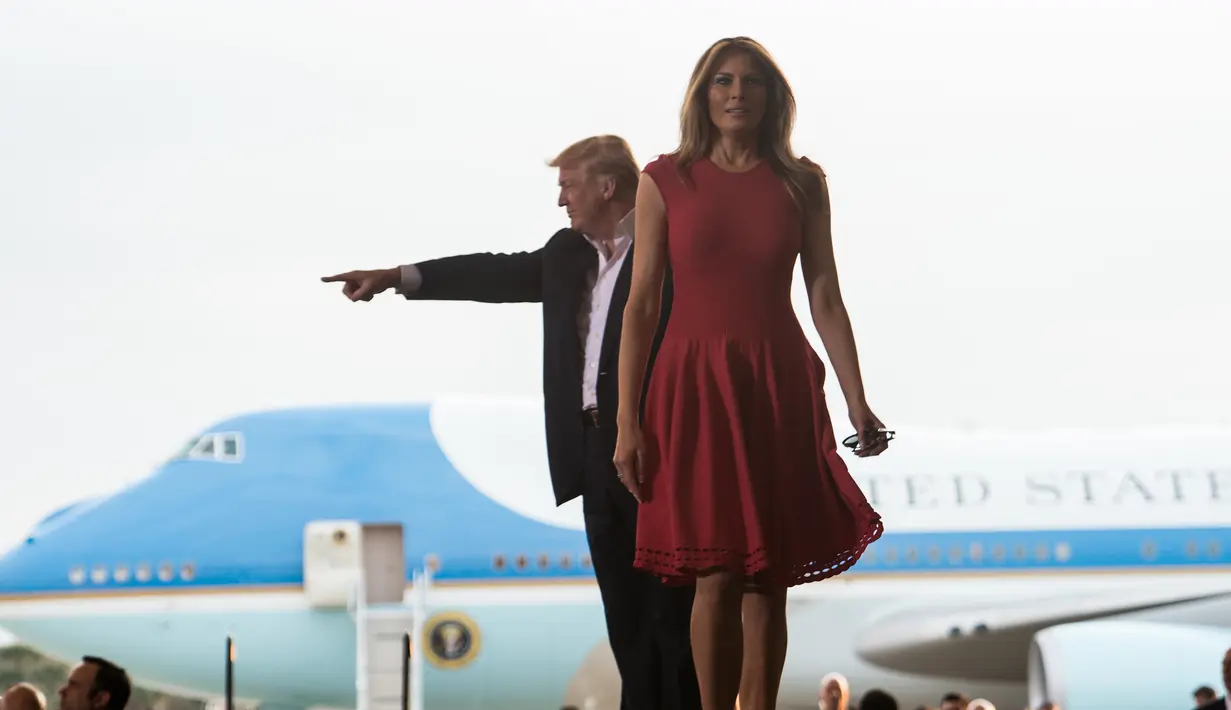 Presiden AS, Donald Trump dan sang istri, Melania Trump selama reli kampanye di Bandara Internasional Orlando Melbourne, Florida (18/2). (Joe Raedle / Getty Images / AFP)