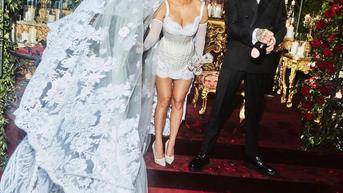Travis Barker dan Kourtney Kardashian Kembali Pilih Rancangan Dolce &amp; Gabbana di Pernikahan Ketiga