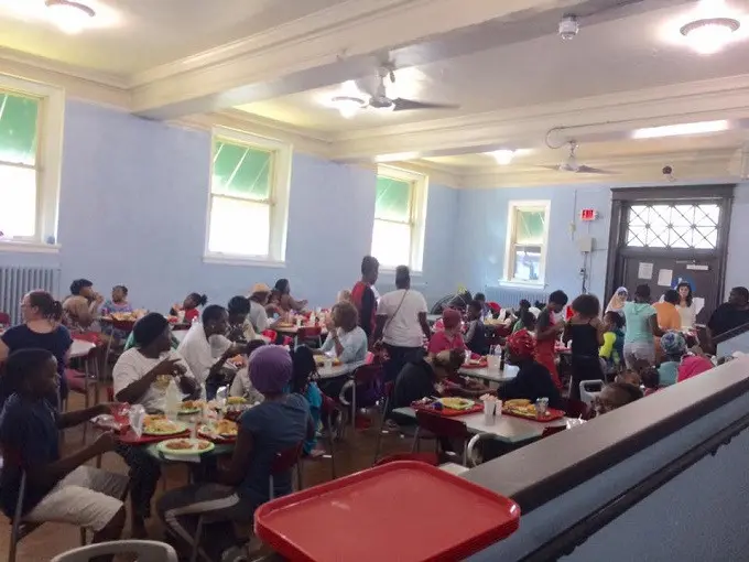 Suasana makan siang di tempat penampungan tunawisma St. Louis Carr Square (Facebook/RukaNade)