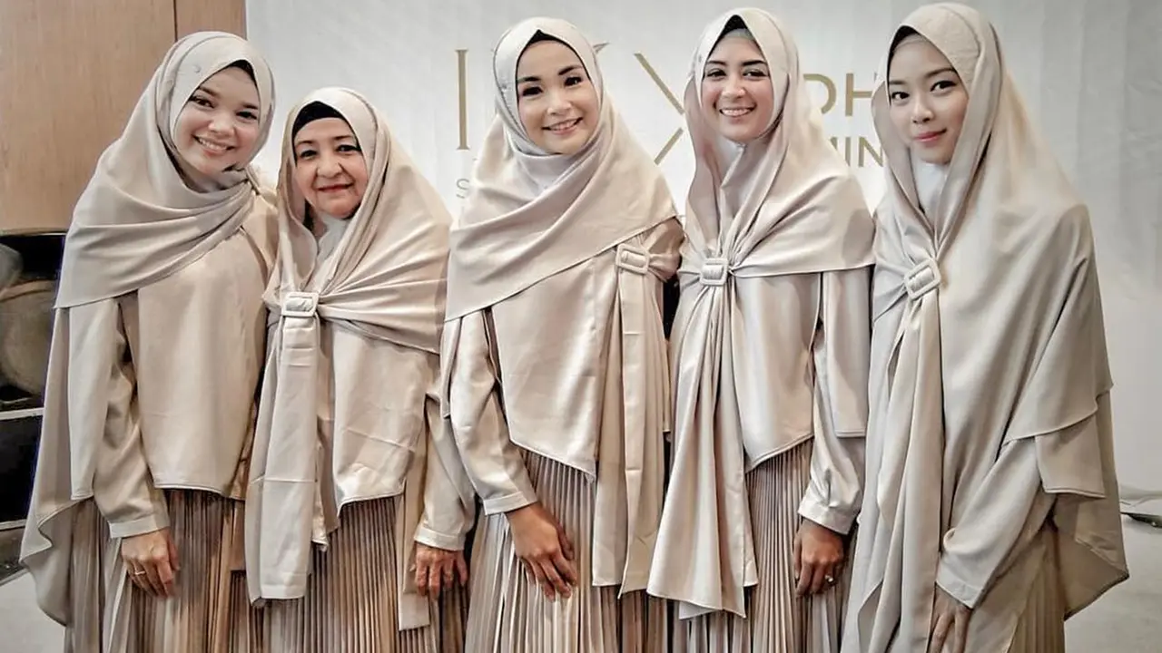Cantiknya Lindswell Kwok dalam Gamis Rancangan Dhini Aminarti