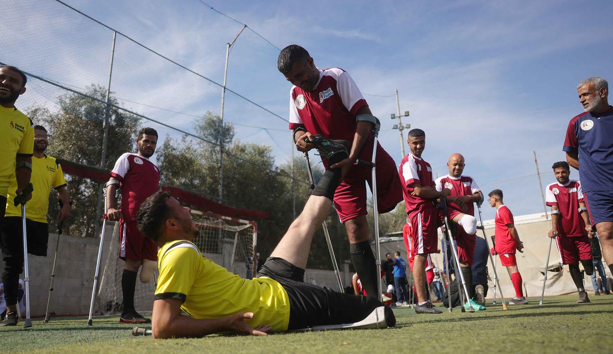 Turnamen ini membuka peluang kepada para pesepakbola amputasi untuk berkompetisi di tingkat yang lebih tinggi, seperti Piala Dunia Sepak Bola Amputasi. Tampak dalam foto, para atlet amputasi Palestina melakukan pemanasan sebelum bertanding dalam pertandingan sepak bola sebagai bagian dari ‘Hope Tournament’ atau Turnamen Harapan yang diselenggarakan oleh Asosiasi Deniz Feneri dan Asosiasi Sepak Bola Amputasi Palestina di Deir al-Balah, Jalur Gaza Tengah, pada 17 November 2025. (Bashar Taleb/AFP)