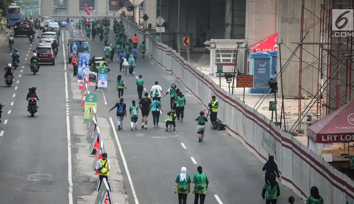 Pemandangan saat sejumlah peserta mengikuti lomba lari Milo Jakarta International 10K di kawasan Rasuna Epicentrum, Jakarta, Minggu (14/7/2019). Milo Jakarta International 10K diikuti oleh sekitar 16 ribu peserta. (Liputan6.com/Faizal Fanani)