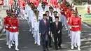 Presiden Joko Widodo atau Jokowi bersama Wakil Presiden Jusuf Kalla (JK) mengarak sembilan gubernur dan wakil gubernur hasil Pilkada 2018 untuk dilantik di Istana Negara, Jakarta, Rabu (5/9). (Liputan6.com/HO/Wan)