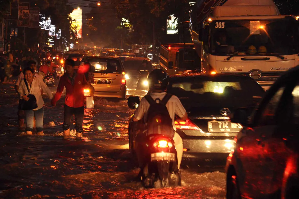 Bule Tersenyum Lihat Kemang Kebanjiran