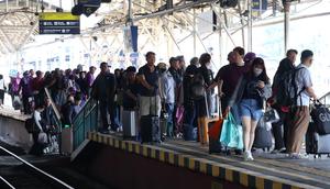 Calon pekerja migran asal Gunungkidul memadati peron stasiun sebelum keberangkatan ke Jakarta, rendahnya UMR, gelombang PHK, serta minimnya akses kerja lokal mendorong semakin banyak warga memilih bekerja di luar negeri.