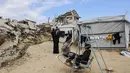 Pembentukan dua badan tersebut dinyatakan dalam sebuah pernyataan pada Jumat (16/1/2026). Tampak dalam foto, para pengungsi Palestina yang tinggal di antara reruntuhan rumah dan bangunan yang hancur akibat serangan militer Israel selama lebih dari dua tahun di wilayah Gaza, bermain ayunan di luar tenda mereka, di kamp pengungsi Jabalia, di bagian utara Jalur Gaza pada Sabtu 17 Januari 2026. (Omar AL-QATTAA/AFP)