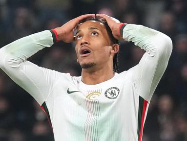 Pemain Chelsea, Joao Pedro, tampak kecewa setelah menelan kekalahan dari Atalanta pada matchday 6 fase grup Liga Champions 2025/2026 di New Balance Arena, Rabu (10/12/2025). (AP Photo/Antonio Calanni)