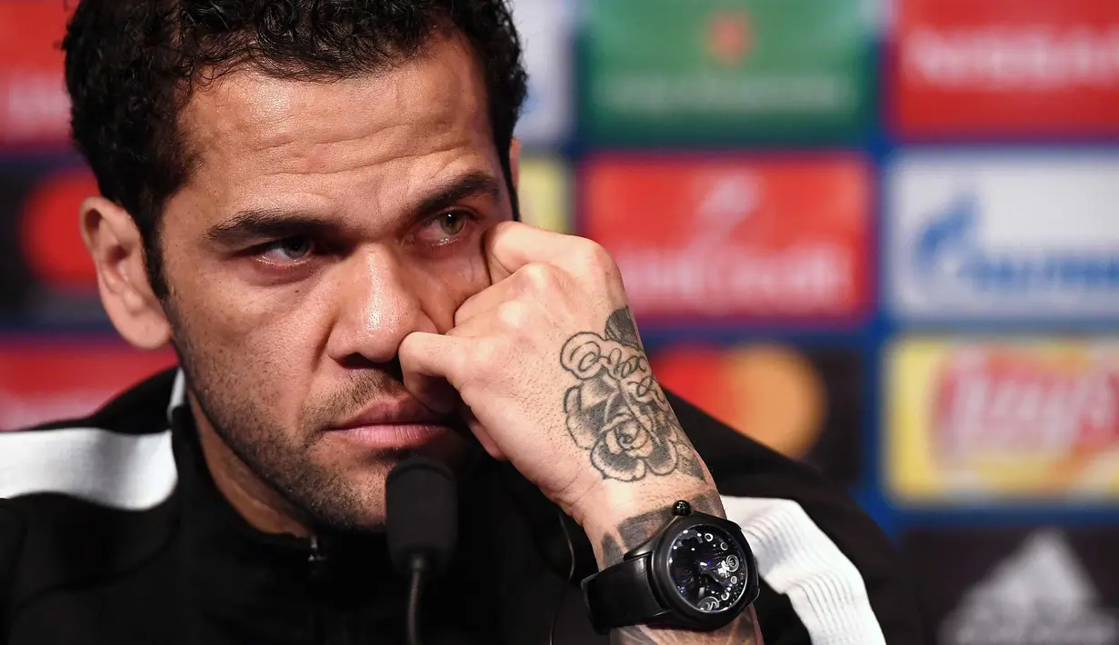Ekspresi Bek Paris Saint-Germain Dani Alves saat konferensi pers di stadion Parc des Princes di Paris (4/3). Pada leg pertama babak 16 besar Liga Champions PSG takluk dari Real Madrid 3-1 di Bernabeu. (AFP Photo/Franck Fife)