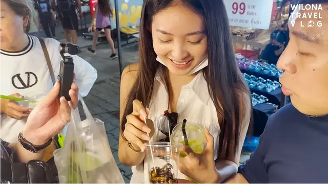 6 Potret Natasha Wilona di Pasar Malam Thailand, Cicipi Ulat dan Belalang Goreng