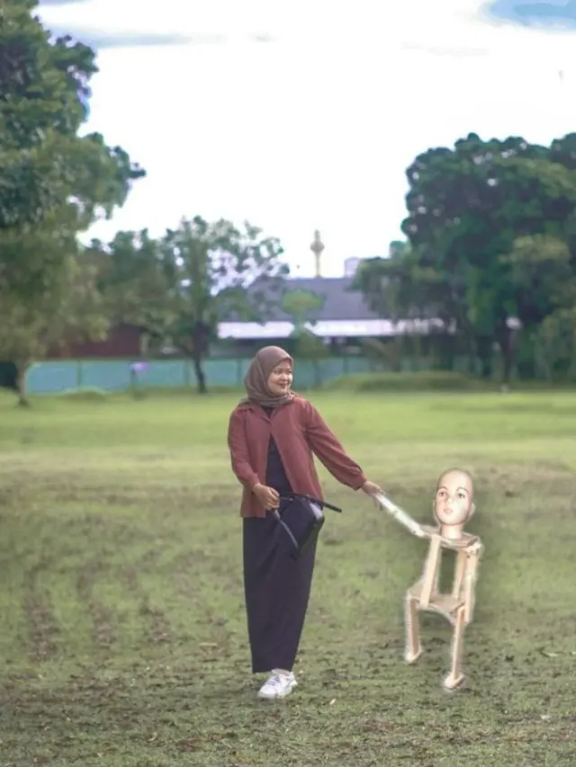Wanita Ini Minta Fotonya Diedit Agar Ada Gandengannya, 7 Hasilnya Bikin Geleng Kepala