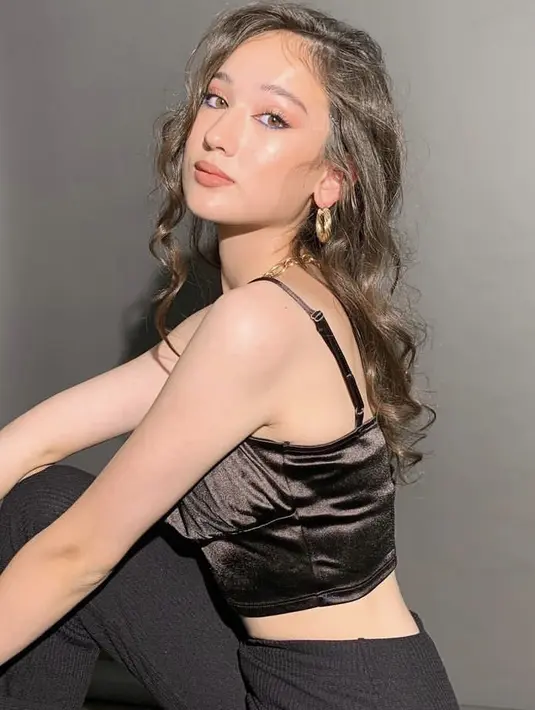 Ia juga pernah tampil glamour yang membuatnya tampil lenih dewasa. Dengan warna eyeshadow, blushon, lipstik matte warna coralnya. @its_lauramoane2