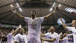 Pebasket Stapac Jakarta, Muhammad Thoyib, merayakan gelar juara usai mengalahkan Satria Muda Jakarta pada laga final IBL 2019  di C-Tra Arena, Bandung, Sabtu (23/3). Stapac menang 74-56 atas Satria Muda. (Bola.com/M Iqbal Ichsan)