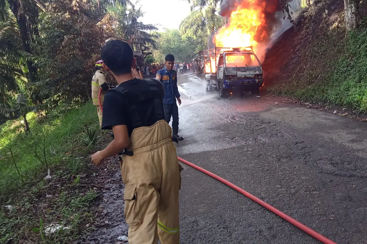 Damkar Sukabumi saat padamkan api yang membakar mobil bermuatan BBM di Kampung Pajagan, Kecamatan Kalapanunggal, Kabupaten Sukabumi. (Liputan6.com/Istimewa).