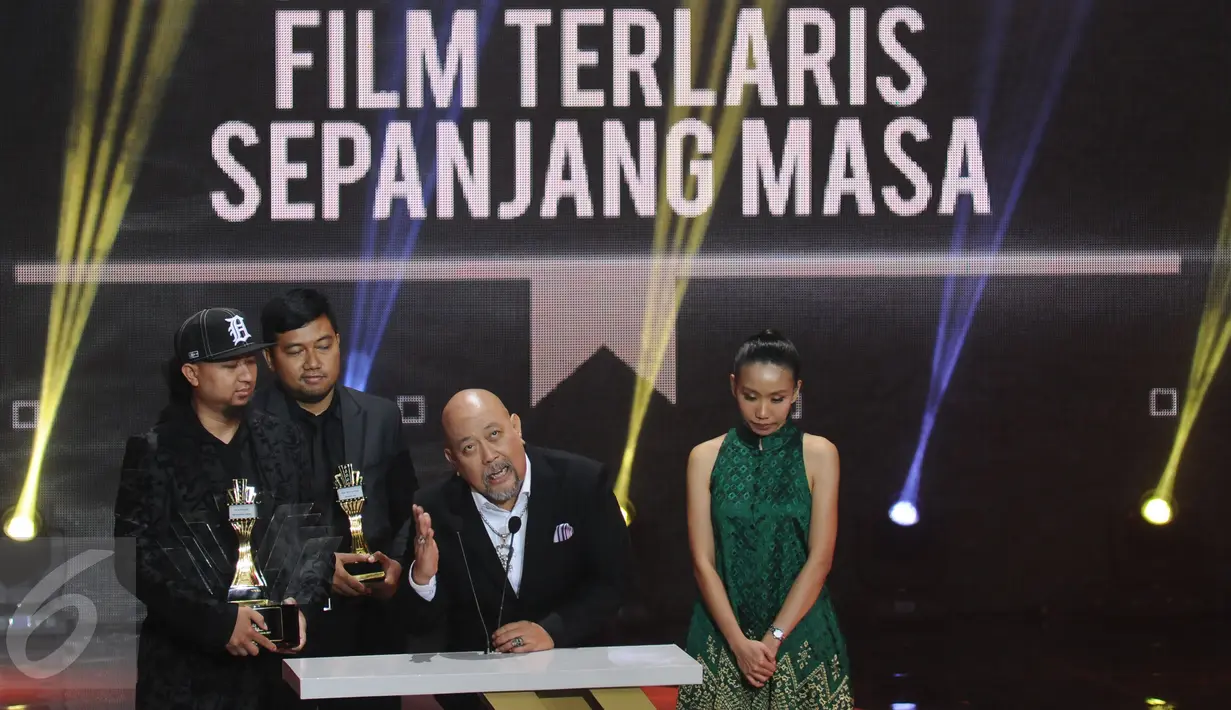Indro “warkop” menyampaikan pernyataan usai film Warkop DKI Reborn: Jangkrik Boss! Part 1 dinobatkan sebagai Film Terlaris Sepanjang Masa pada IBOMA 2017 di Studio 6 Emtek City, Jakarta, Kamis (30/3). (Liputan6.com/Helmi Fithriansyah)