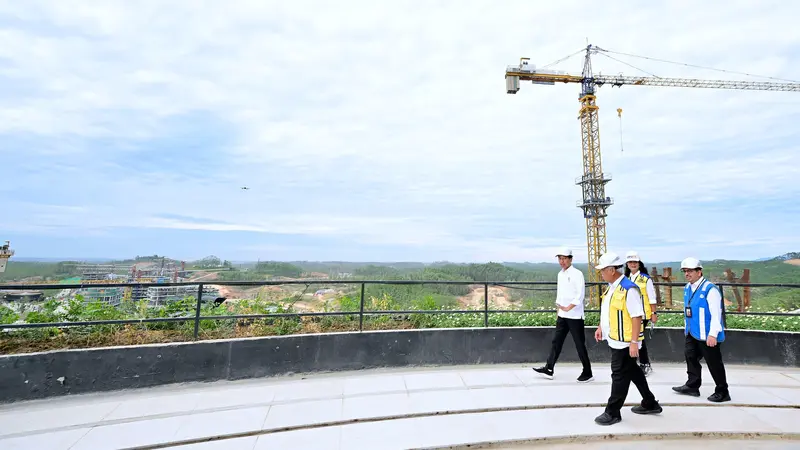 Presiden Joko Widodo atau Jokowi meninjau langsung progres pembangunan Kantor Presiden di Kawasan Ibu Kota Nusantara (IKN), Provinsi Kalimantan Timur, Jumat (1/3/2024).