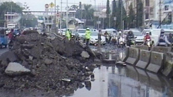 VIDEO Material Aspal Menggunung, Lalin Mangga Dua Macet ...