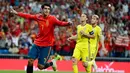 Penyerang Spanyol Alvaro Morata melakukan selebrasi usai mencetak gol ke gawang Swedia dalam laga kualifikasi Grup F Piala Eropa 2020 di Stadion Santiago Bernabeu, Madrid, Senin (10/6/2019). Spanyol membantai Swedia 3-0. (AP Photo/Manu Fernandez)