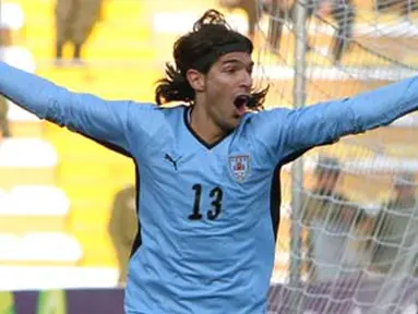Uruguay&#039;s Sebastian Abreu celebrates after scoring against Bolivia on October 14, 2008 at Hernando Siles stadium in La Paz, during their FIFA World Cup South Africa-2010 South American qualifying match. The match ended in a 2-2 tie. AFP PHOTO/Javier 