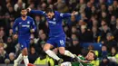 Pergerakan Eden Hazard dihentikan pemain Brighton, Dale Stephens pada laga lanjutan Premier League yang berlangsung di Stadion Stamford Bridge, London, Kamis (4/4). Chelsea menang 3-0 atas Brighton Albion. (AFP/Glyn Kirk)