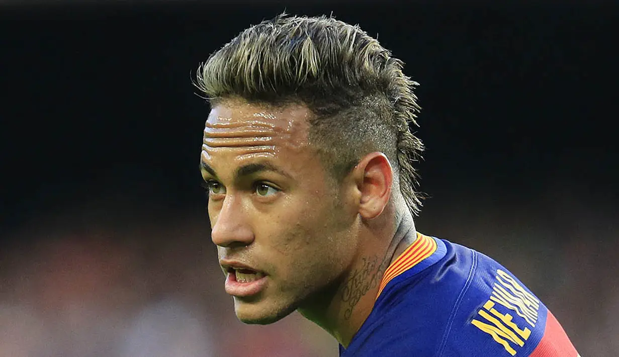 2. Neymar, penyerang Barcelona ini merupakan salah satu pesepak bola yang memperhatikan perkembangan fesyen, gaya rambut cepaknya ini booming di kalangan remaja dunia. (AFP/Pau Barrena)