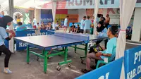 Suasana turnamen tenis meja yang digelar komunitas relawan Kopi Pagi Cirebon dalam rangka sosialisasi Prabowo-Gibran. Foto (Liputan6.com / Panji Prayitno)