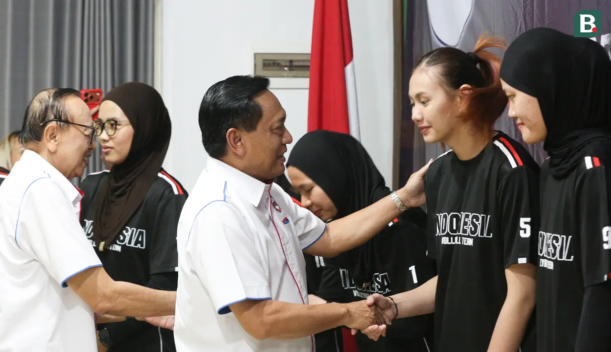 Ketua Umum PP PBVSI, Imam Sudjarwo memberikan motivasi kepada para pemain Timnas Voli Putri Indonesia pada upacara pelepasan untuk kejuaraan AVC Women's Volleyball Cup yang dilakukan di Padepokan Voli Jenderal Polisi Kunarto, Sentul, Selasa (2/6/2026).