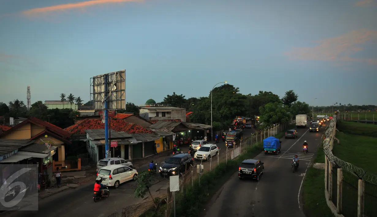 Kendaraan melintas di Jalan Perimeter Utara dan Selatan menuju Bandara Soekarno Hatta ditunda, Kamis, (3/3/2016).  Pemkot Tangerang meminta penundaan pemberlakuan satu arah demi kepentingan masyarakat dan pengguna jalan. (Liputan6.com/Faisal R Syam)