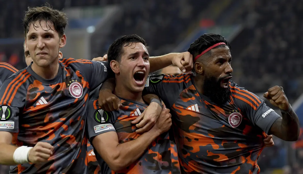 Gelandang Olympiacos, Santiago Hezze (tengah) merayakan gol keempat timnya yang dicetak ke gawang Aston Villa pada leg pertama babak semifinal Europa Conference League di Villa Park, Jumat (3/5/2024) dini hari WIB. (AP Photo/Rui Vieira)