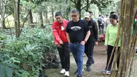 Sekjen DPP PDI Perjuangan Hasto Kristiyanto merayakan ulang tahun yang ke-57 dengan menebar bibit ikan di Hutan Kota Munjul, Jakarta Timur, Jumat (7/7/2023). Dalam agenda ini, Hasto menebar 7 bungkus berisi sekitar 1.400 ekor benih ikan mas. (Istimewa)