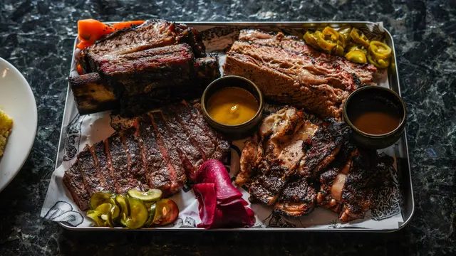 Pengalaman Menyantap Daging Steak Sapi yang Diasap Lebih dari 12 Jam, Hadir Perdana di Jakarta