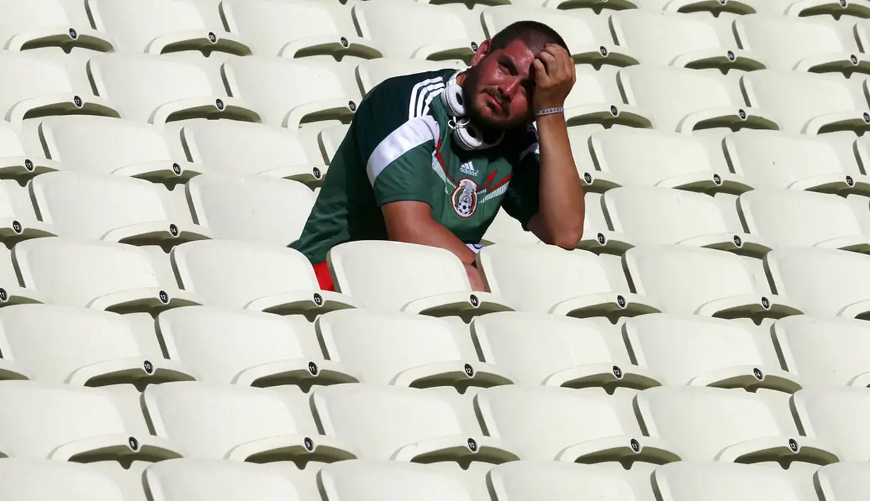 Ekspresi kesedihan dari salah satu suporter tim berjuluk El Tri yang menyaksikan langsung laga Meksiko vs Belanda di Stadion Castelao, Fortaleza, (29/6/2014). (REUTERS/Eddie Keogh) 
