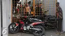 Reaksi Warga Kampung Pulo saat penggusuran Kampung Pulo, Jakarta, Kamis (20/8/2015). Penggusuran pemukiman Kampung Pulo dilakukan oleh 2.200 personel gabungan untuk normalisasi Sungai Ciliwung. (Liputan6.com/Herman Zakharia)