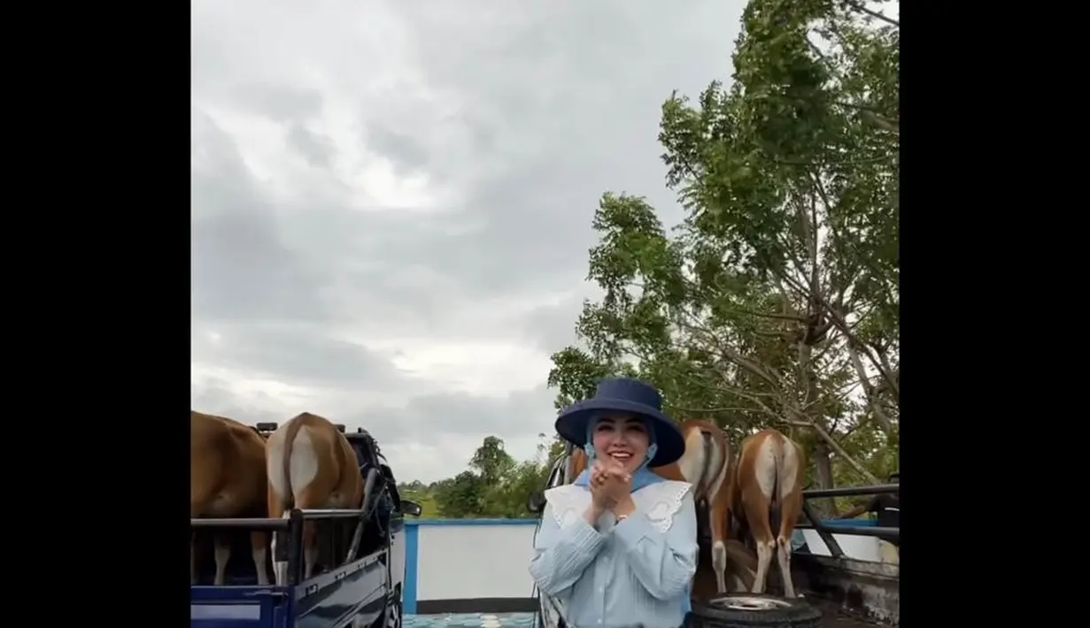 Jadi cewek kue, Bella Shofie mengenakan blouse putih dengan detail ruffled collar, dipadukan dengan ruffled skirt warna biru muda, dan hijab warna senada. Makin kece, ia menambahkan boater hat sebagai aksesori. (Instagram/bellashofie_rigan).