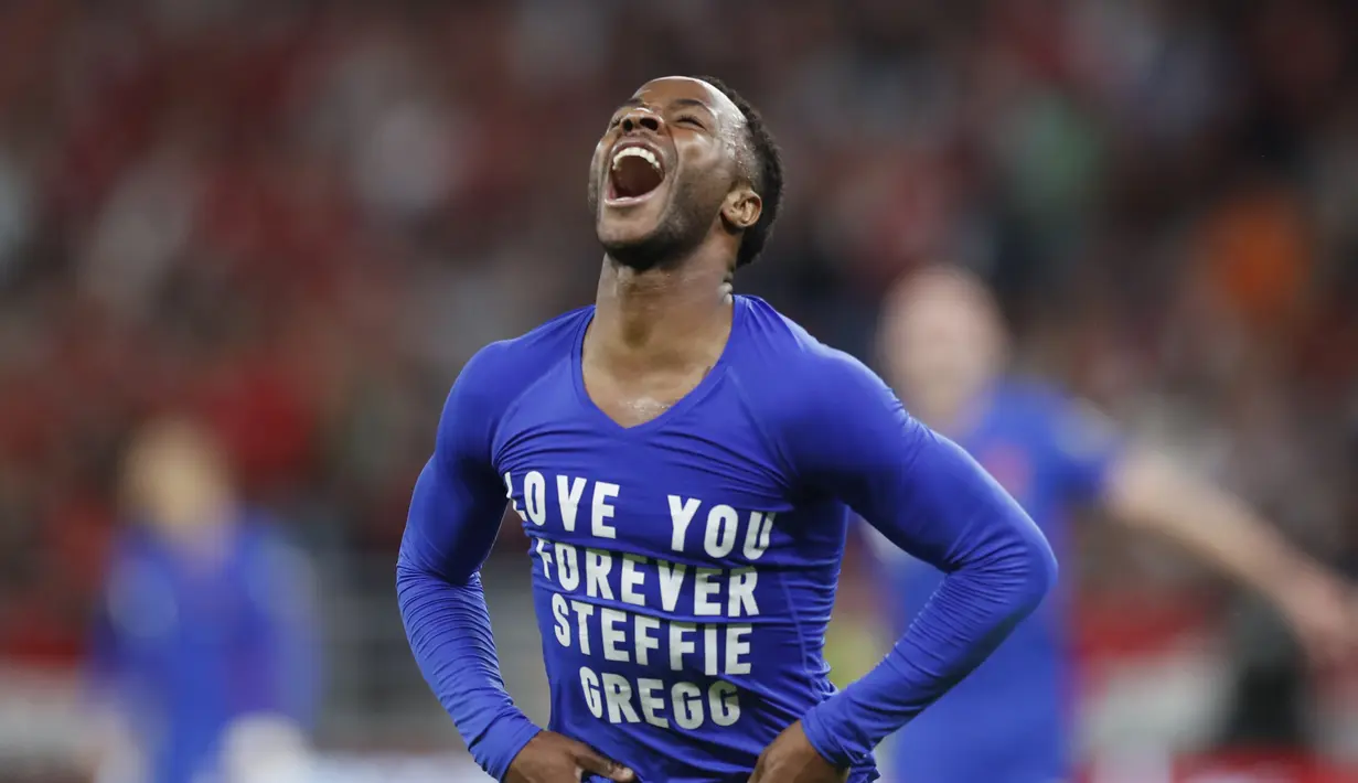 Pemain Inggris Raheem Sterling melepas atasannya setelah mencetak gol ke gawang Hungaria pada pertandingan sepak bola Grup I kualifikasi Piala Dunia 2022 di Puskas Ferenc Arena, Budapest, Hungaria, Kamis (2/9/2021). Inggris menang 4-0. (AP Photo/Laszlo Balogh)