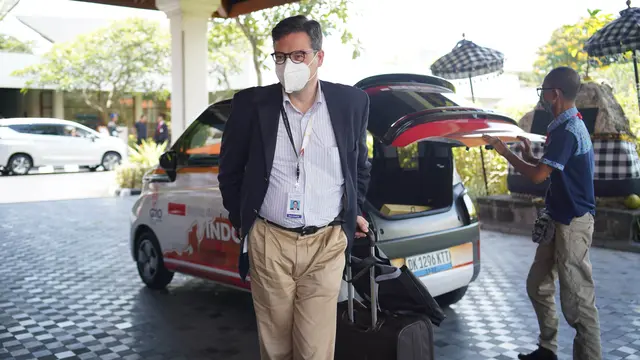 Penasihat di Divisi Riset Ekonomi dan Statistik WTO Alexander Keck saat tiba di lokasi acara KTT G20 Bali dengan mengendarai mobil listrik Wuling Air ev