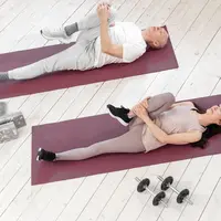 Dead bug merupakan latihan core yang dilakukan dalam posisi terlentang dengan fokus menjaga punggung tetap menempel pada lantai saat tangan dan kaki bergerak bergantian. (foto/dok: freepik)