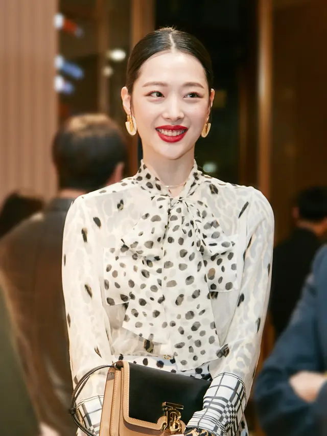 Sulli pakai tas TB Burberry
