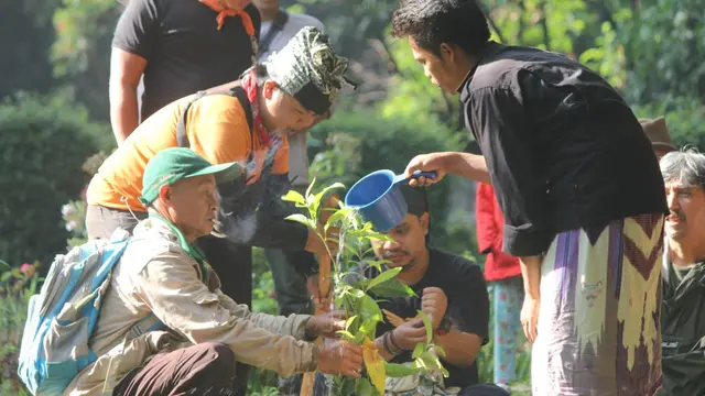 Prosesi sakral dengan menyiram tumbuhan dan menggunakan doa, agar tanaman yang ditanam bisa tetap terjaga dan lestari bagi kehidupan