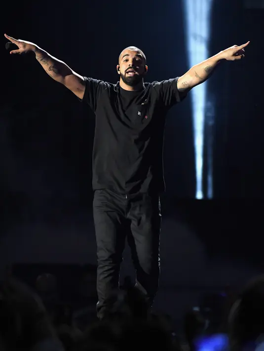 Drake megenalkan Taylor ke ibunya sebagai teman biasa, namun di sisi lain sang ibu mengenalkan Taylor sebagai teman dekat Drake. (AFP/Bintang.com)