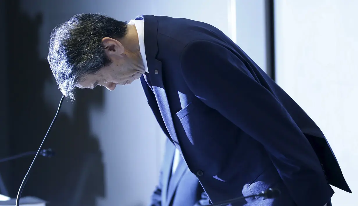 Presiden dan CEO Toshiba Corporation Hisao Tanaka saat konferensi pers pengunduran dirinya di Tokyo, Selasa (21/7/2015). Tim peneliti menemukan penyimpangan pencatatan keuntungan perusahaan yang dilakukan Tanaka dari tahun 2008. (Reuters/Thomas Peter)