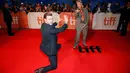 Pose konyol penyanyi Justin Timberlake dan sutradara Jonathan Demme di karpet merah film "Justin Timberlake and the Tennessee Kids" pada Toronto International Film Festival (TIFF) ke-41, di Toronto, Kanada, Selasa (13/9). (REUTERS/Mark Blinch)